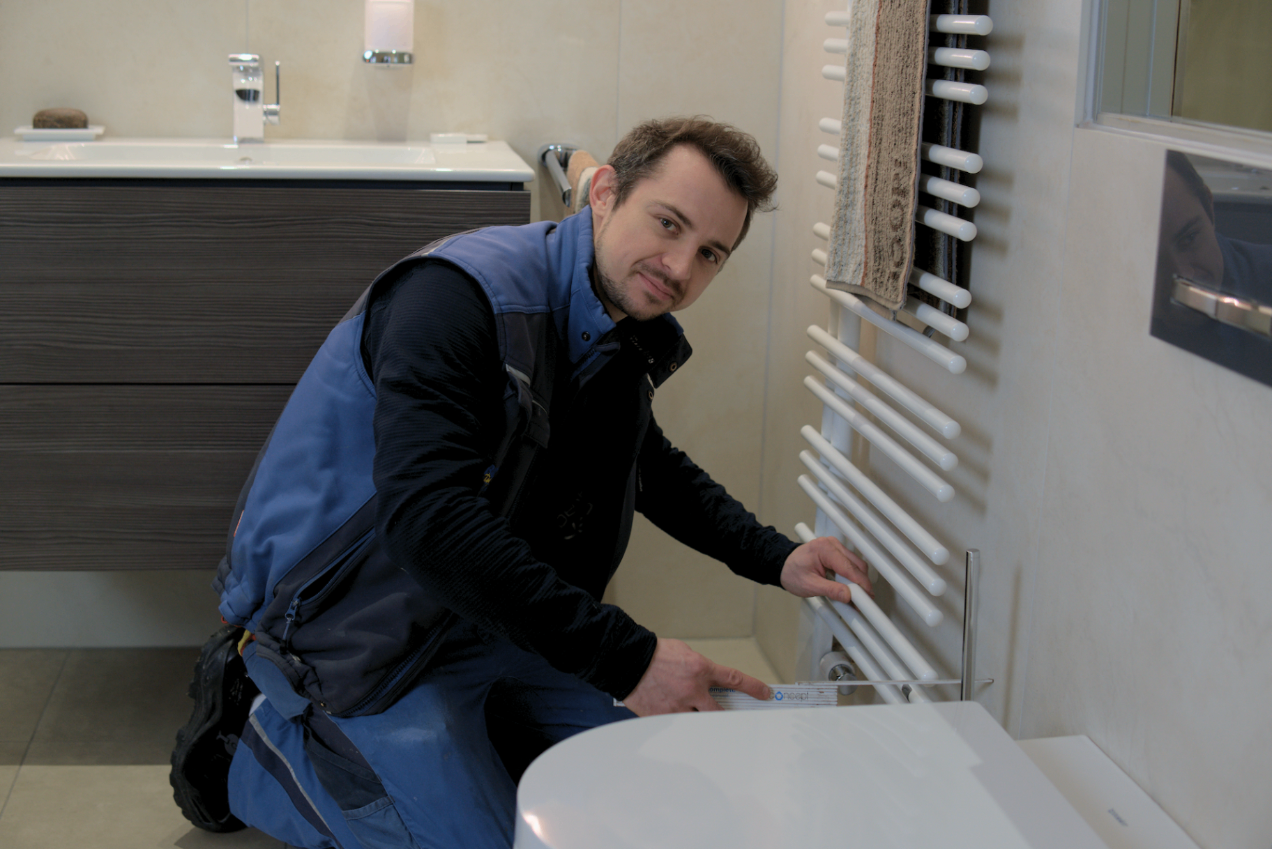 Haubrich BadDesign — Anlagenmechaniker SHK bei der Arbeit